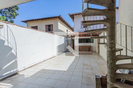 Casa à venda com 210m², 3 quartos e 2 vagasQuintal