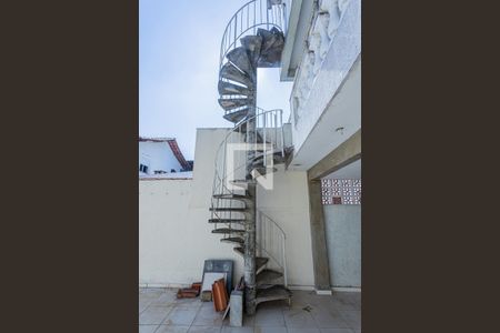 Casa à venda com 210m², 3 quartos e 2 vagasEscada