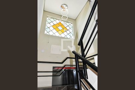 Casa à venda com 240m², 3 quartos e 3 vagasEscada