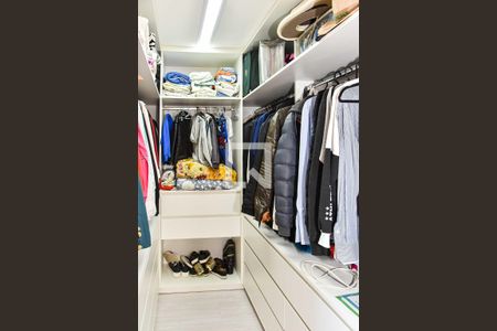 Casa à venda com 240m², 3 quartos e 3 vagasCloset da suíte