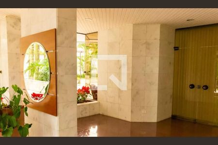 Apartamento à venda com 298m², 4 quartos e 4 vagas Apartamento à venda com 298m², 4 quartos e 4 vagasÁrea Comum - Hall de entrada