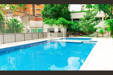 Apartamento à venda com 298m², 4 quartos e 4 vagas Apartamento à venda com 298m², 4 quartos e 4 vagasÁrea Comum - Piscina