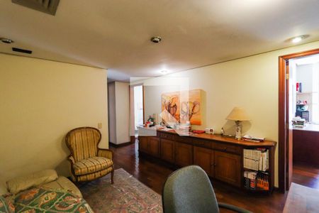 Apartamento à venda com 298m², 4 quartos e 4 vagas Apartamento à venda com 298m², 4 quartos e 4 vagasSala de Estudos