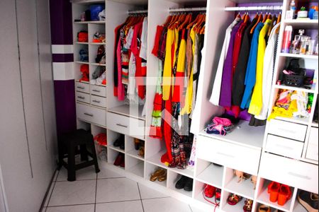 Casa para alugar com 200m², 3 quartos e 2 vagas Casa para alugar com 200m², 3 quartos e 2 vagasQuarto 1 com banheiro e closet