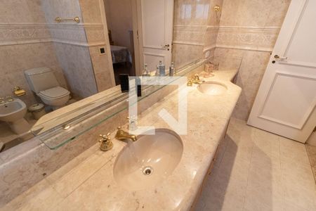 Apartamento à venda com 220m², 4 quartos e 3 vagasBanheiro da Suíte 1