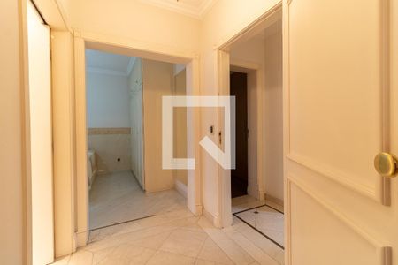 Apartamento à venda com 220m², 4 quartos e 3 vagasCorredor da Suíte 2