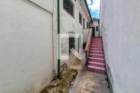 Casa à venda com 186m², 1 quarto e 2 vagas Casa à venda com 186m², 1 quarto e 2 vagasEscada