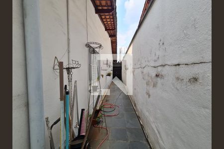 Casa à venda com 161m², 3 quartos e 2 vagas Casa à venda com 161m², 3 quartos e 2 vagasQuintal corredor acesso a garagem