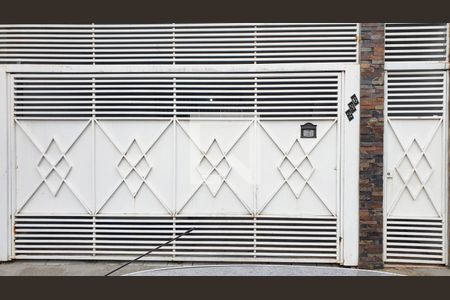 Casa à venda com 320m², 3 quartos e 2 vagas Casa à venda com 320m², 3 quartos e 2 vagasFachada