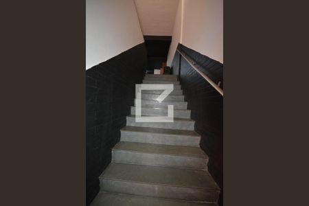 Casa de condomínio à venda com 300m², 5 quartos e 5 vagasEscada