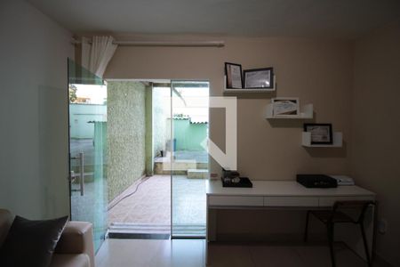 Sala de Estar de casa à venda com 2 quartos, 200m² em Piratininga, Belo Horizonte