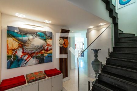 Apartamento à venda com 232m², 2 quartos e 4 vagas Apartamento à venda com 232m², 2 quartos e 4 vagasHall Escada