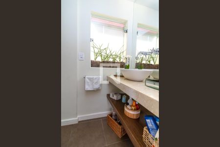 Apartamento à venda com 232m², 2 quartos e 4 vagas Apartamento à venda com 232m², 2 quartos e 4 vagasLavabo