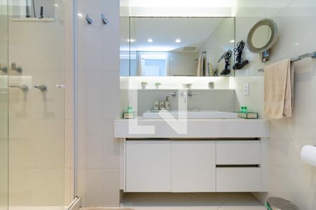 Apartamento à venda com 232m², 2 quartos e 4 vagas Apartamento à venda com 232m², 2 quartos e 4 vagasBanheiro Suite