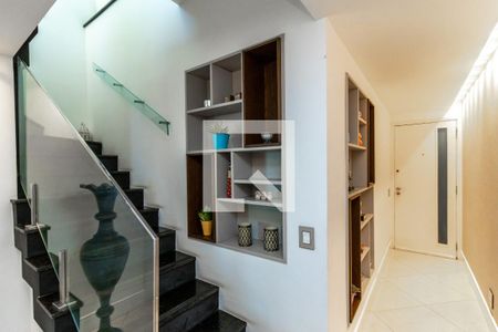 Apartamento à venda com 232m², 2 quartos e 4 vagas Apartamento à venda com 232m², 2 quartos e 4 vagasHall Escada