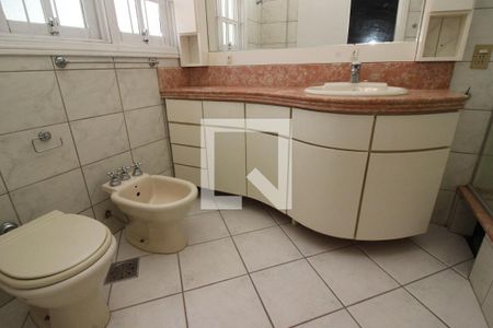 Casa para alugar com 483m², 4 quartos e 6 vagas Casa para alugar com 483m², 4 quartos e 6 vagasBanheiro da Suíte