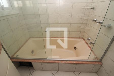 Casa para alugar com 483m², 4 quartos e 6 vagas Casa para alugar com 483m², 4 quartos e 6 vagasBanheiro da Suíte