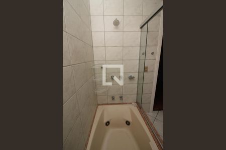 Casa para alugar com 483m², 4 quartos e 6 vagas Casa para alugar com 483m², 4 quartos e 6 vagasBanheiro da Suíte