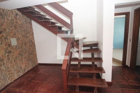 Casa para alugar com 483m², 4 quartos e 6 vagas Casa para alugar com 483m², 4 quartos e 6 vagasEscada