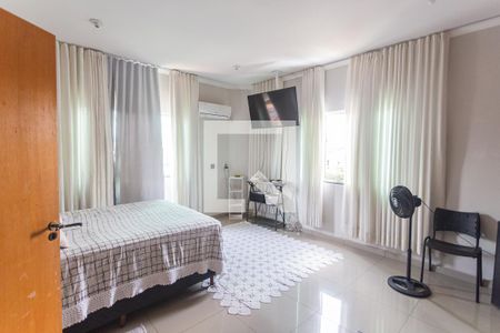 Casa à venda com 300m², 6 quartos e 12 vagasSuíte 1 no 2° Pavimento