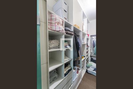 Casa à venda com 300m², 6 quartos e 12 vagasCloset da Suíte 1 no 2° Pavimento
