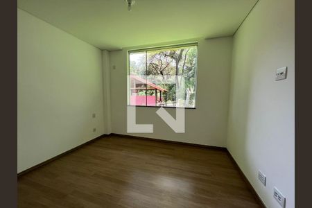 Quarto de casa de condomínio para alugar com 4 quartos, 299m² em Retiro do chalé, Belo Horizonte