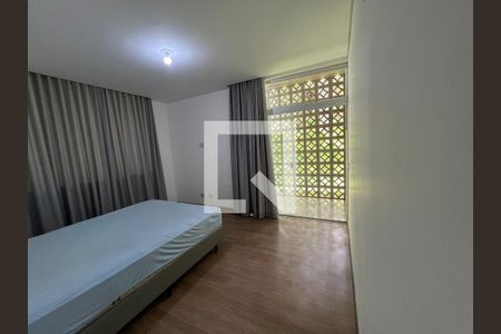 Quarto de casa de condomínio para alugar com 4 quartos, 299m² em Retiro do chalé, Belo Horizonte