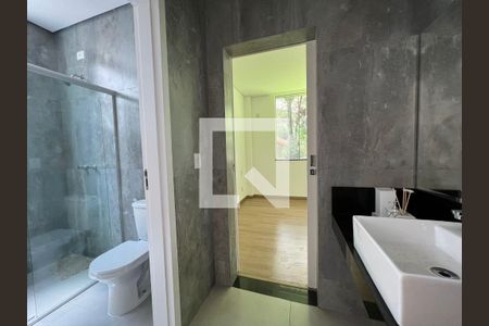 Banheiro de casa de condomínio à venda com 4 quartos, 299m² em Retiro do chalé, Brumadinho