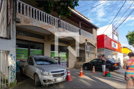 Casa à venda com 360m², 3 quartos e 1 vaga Casa à venda com 360m², 3 quartos e 1 vagaFachada