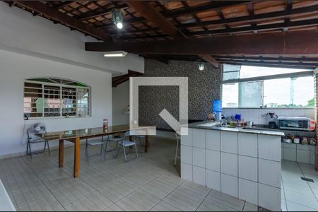 Casa à venda com 360m², 3 quartos e 1 vaga Casa à venda com 360m², 3 quartos e 1 vagaVaranda