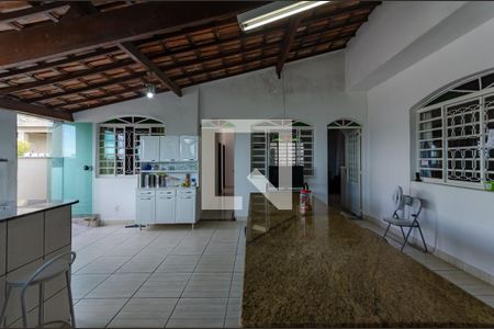 Casa à venda com 360m², 3 quartos e 1 vaga Casa à venda com 360m², 3 quartos e 1 vagaVaranda