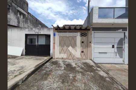 Casa à venda com 98m², 2 quartos e 2 vagas Casa à venda com 98m², 2 quartos e 2 vagasFachada