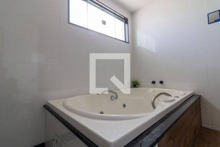 Casa de condomínio para alugar com 330m², 4 quartos e 3 vagasSuíte 1 - Banheiro - Banheira