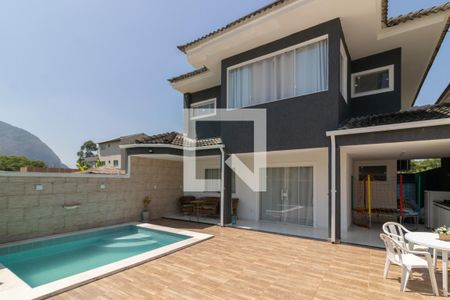 Casa de condomínio para alugar com 330m², 4 quartos e 3 vagasFachada