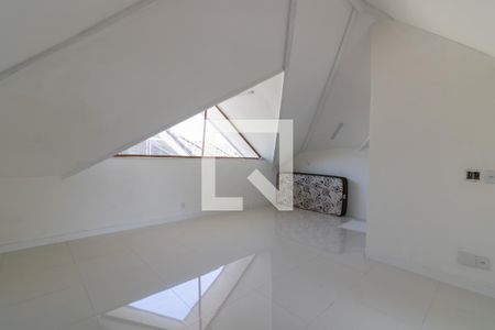 Casa de condomínio para alugar com 330m², 4 quartos e 3 vagasSótão