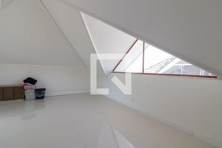 Casa de condomínio para alugar com 330m², 4 quartos e 3 vagasSótão