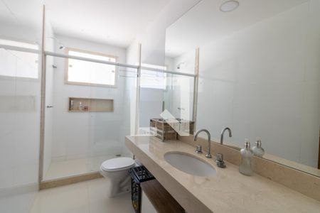 Casa de condomínio para alugar com 330m², 4 quartos e 3 vagasSuíte 3 - Banheiro