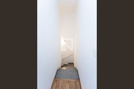 Casa de condomínio à venda com 166m², 3 quartos e 5 vagasEscada