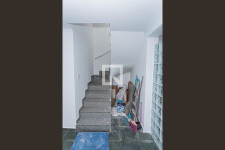 Casa de condomínio à venda com 166m², 3 quartos e 5 vagasEscada