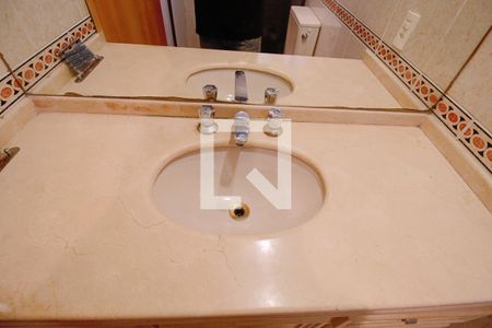 Apartamento à venda com 120m², 2 quartos e 3 vagas Apartamento à venda com 120m², 2 quartos e 3 vagasBanheiro da Suíte 1