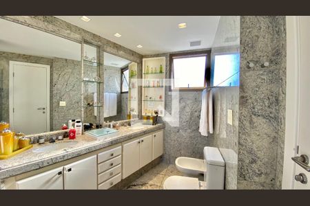 Apartamento à venda com 271m², 3 quartos e 4 vagasBanheiro Suite Master