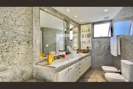 Apartamento à venda com 271m², 3 quartos e 4 vagasBanheiro Suite Master