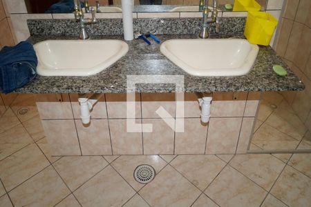 Casa à venda com 810m², 12 quartos e 4 vagas Casa à venda com 810m², 12 quartos e 4 vagasBanheiro