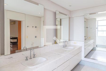 Apartamento à venda com 486m², 2 quartos e 4 vagasBanheiro da Suíte 2