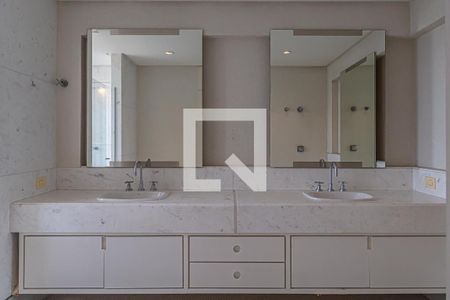 Apartamento à venda com 486m², 2 quartos e 4 vagasBanheiro da Suíte 2