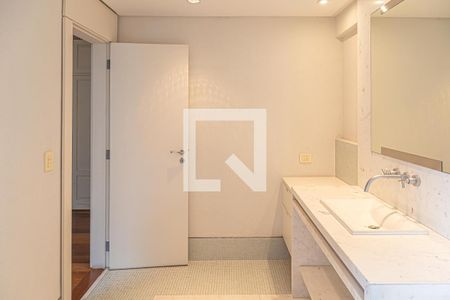 Apartamento à venda com 486m², 2 quartos e 4 vagasBanheiro da Suíte 1