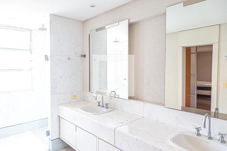 Apartamento à venda com 486m², 2 quartos e 4 vagasBanheiro da Suíte 2