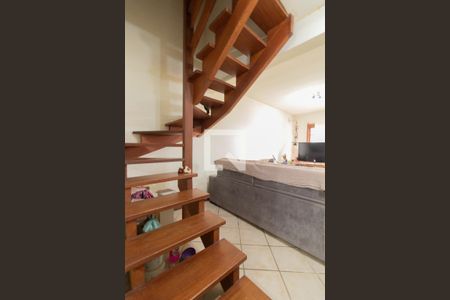 Escada de casa à venda com 2 quartos, 100m² em Campo Novo, Porto Alegre