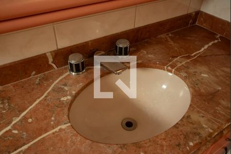 Apartamento à venda com 220m², 3 quartos e 3 vagasBanheiro da Suíte 1