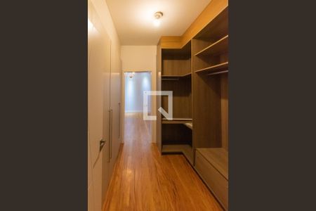 Casa de condomínio para alugar com 460m², 5 quartos e 4 vagasCloset da Suíte 1